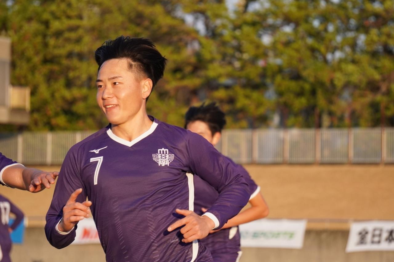 画像: 同点ゴールを挙げて、スタンドで応援するチームメイトのもとへ走る真鍋(写真 縄手猟)