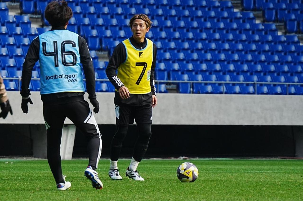 画像: パスコースを探す馬渡(写真:浅野凜太郎)