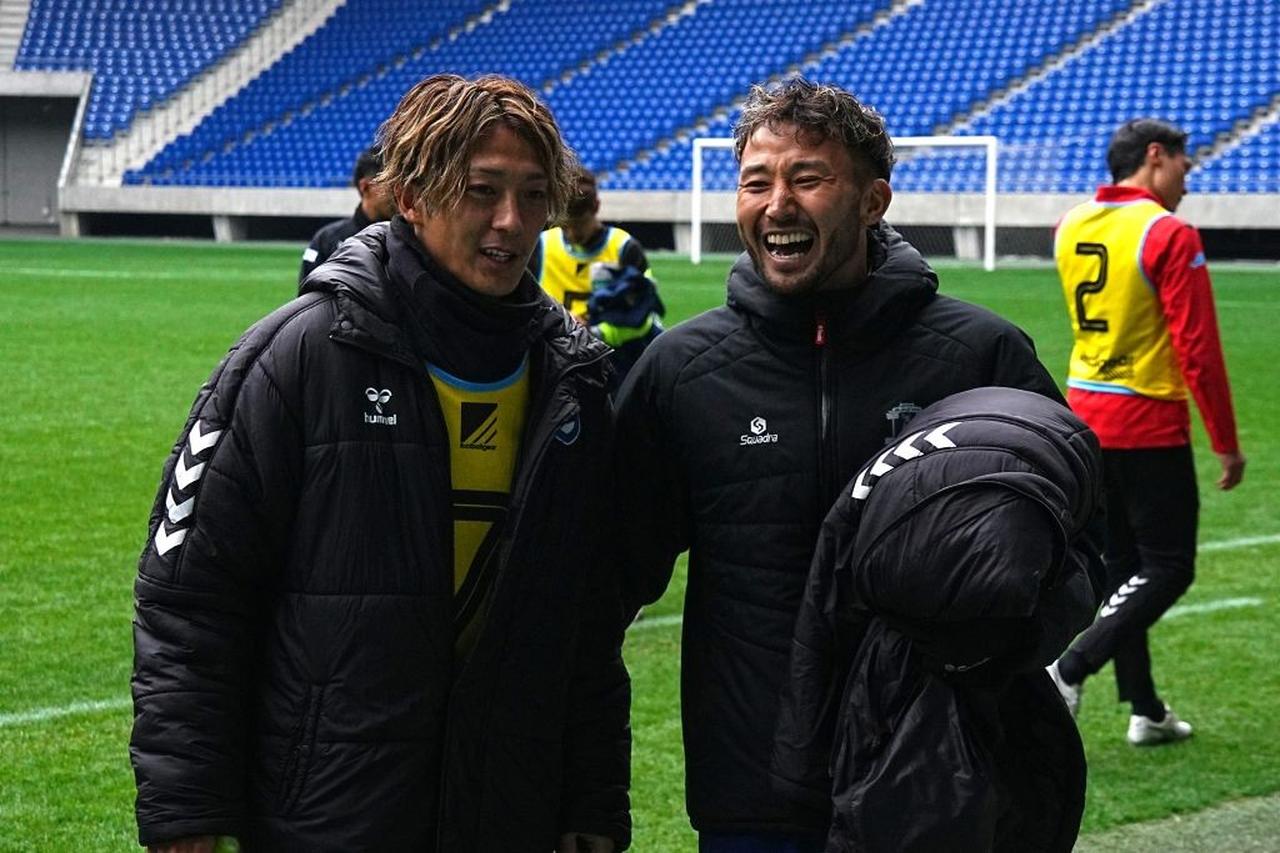 画像: DF馬渡和彰と笑顔で談笑する都並(写真:浅野凜太郎)