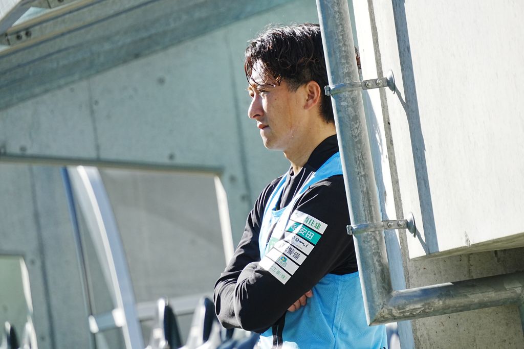 画像: ピッチを見つめる橋本(写真:浅野凜太郎)