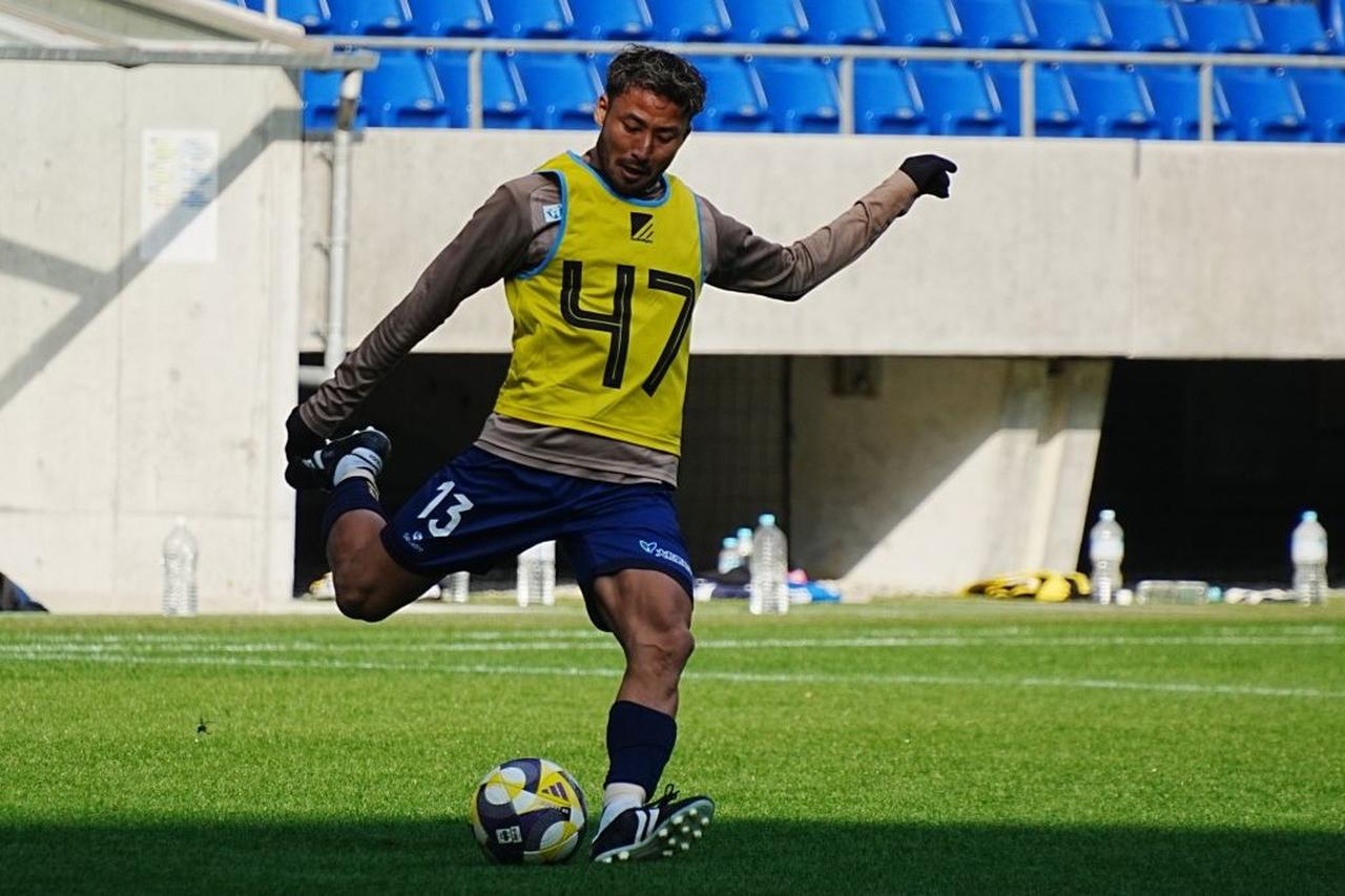 画像: ロングボールを蹴る都並(写真:浅野凜太郎)