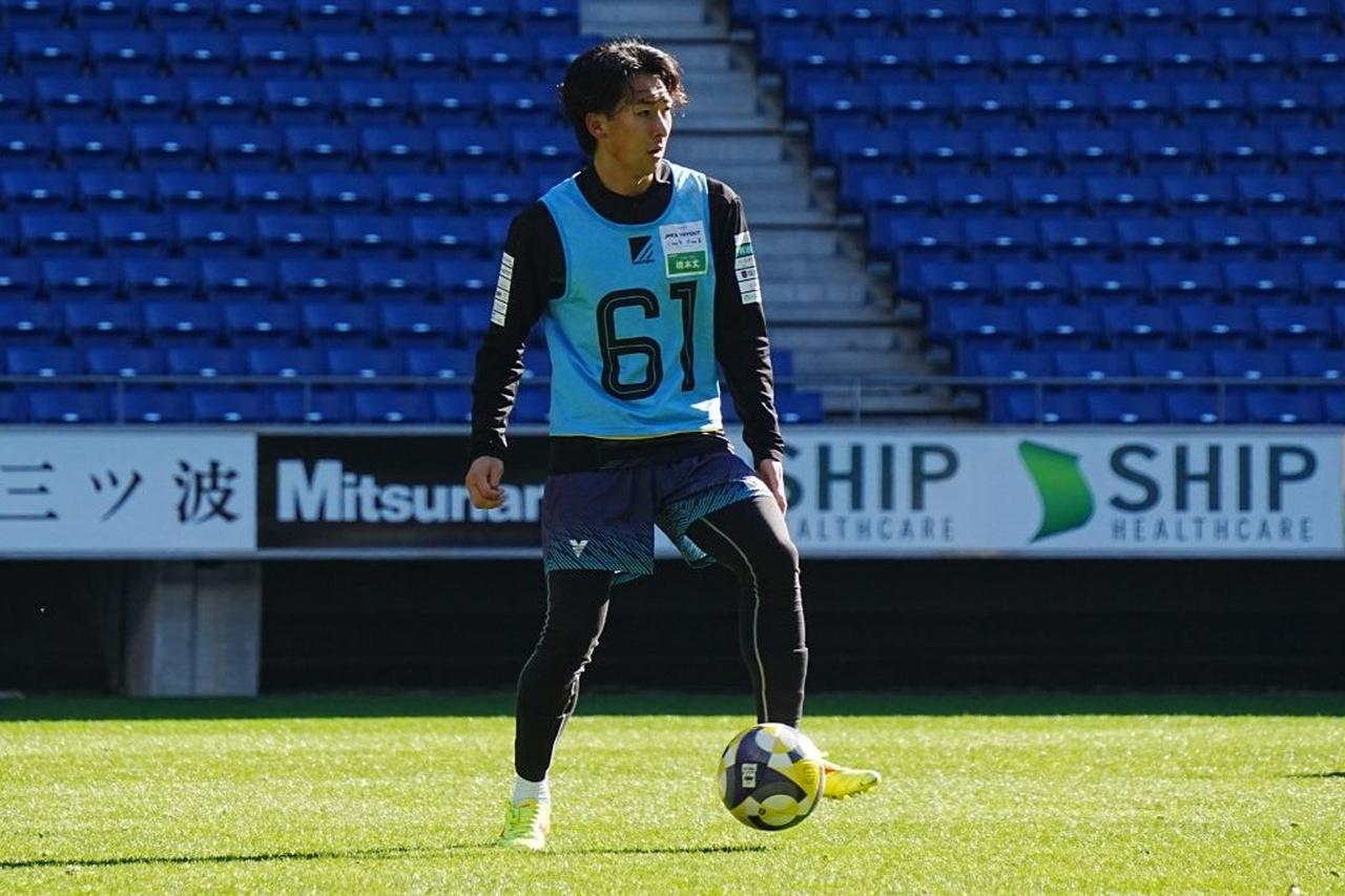 画像: トラップしてパスコースを探す橋本(写真:浅野凜太郎)