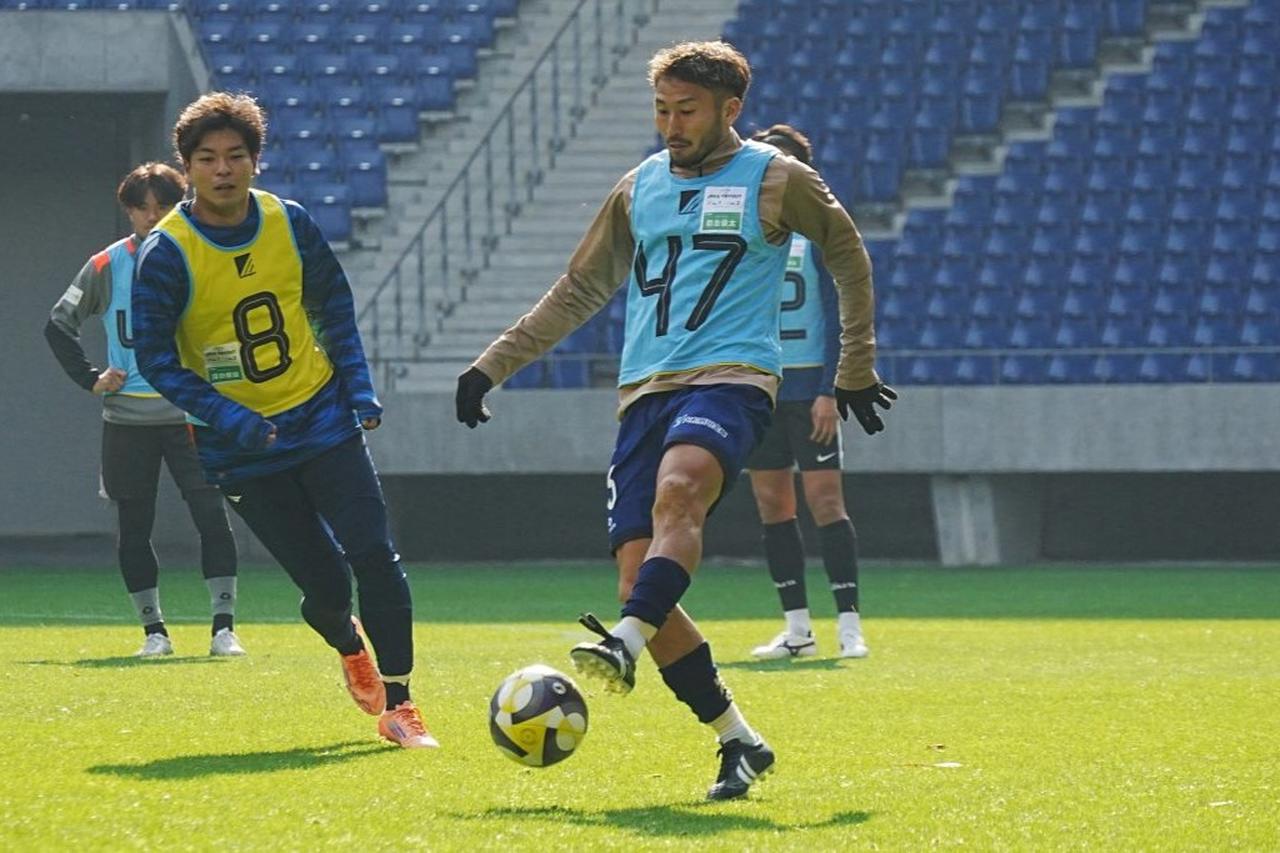 画像: ボールをコントロールする都並(写真:浅野凜太郎)
