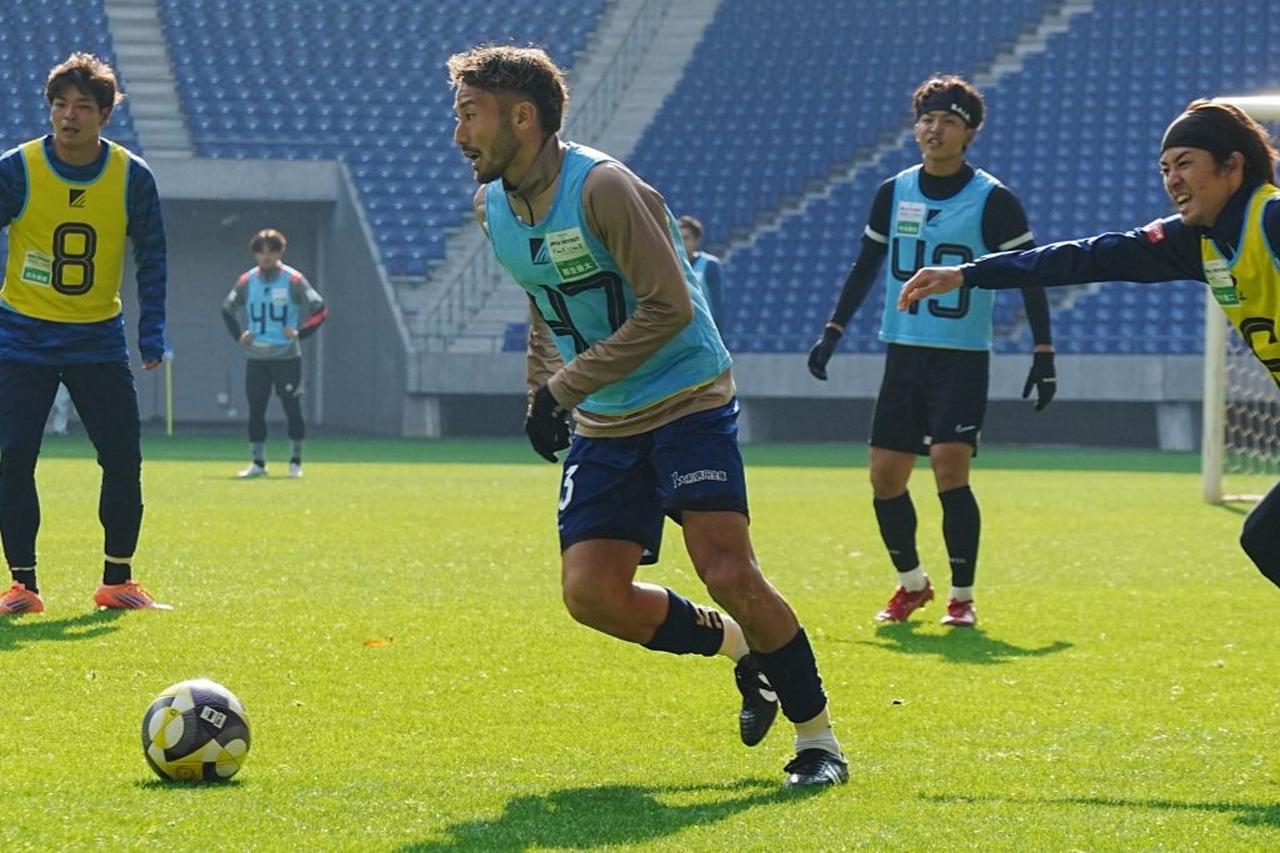 画像: パスコースを探す都並(写真:浅野凜太郎)