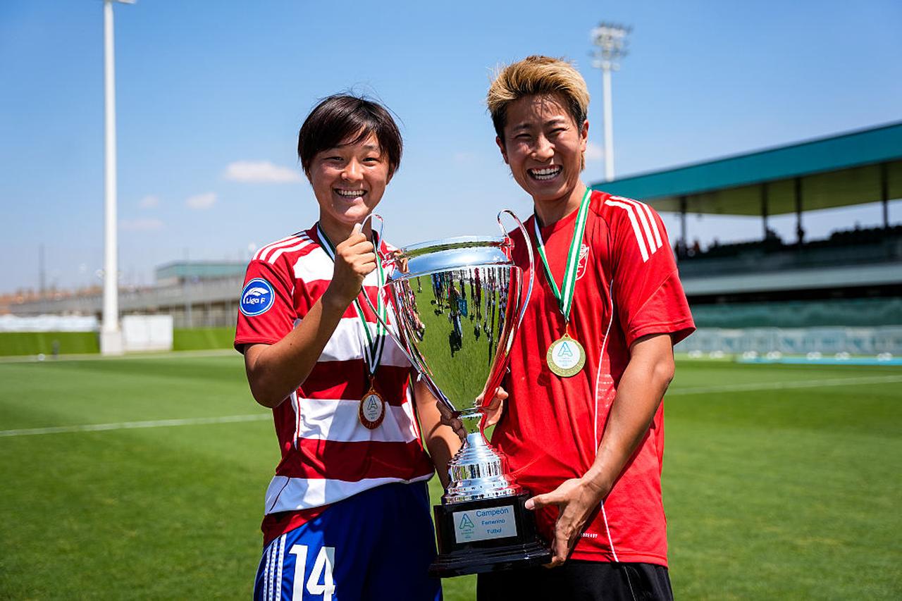 画像: 小嶋美玖（左）と平尾知佳（右） (C)Getty Images