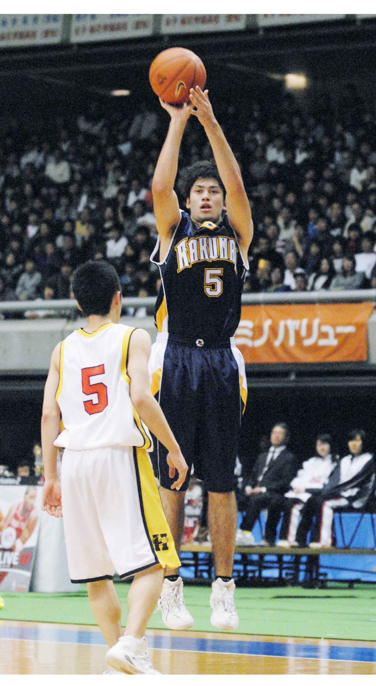 画像: 高校選抜バスケ男子決勝 洛南―北陸　第３クオーター、３点シュートを決める洛南・湊谷（５）＝東京体育館（2006年） 写真提供：共同通信社