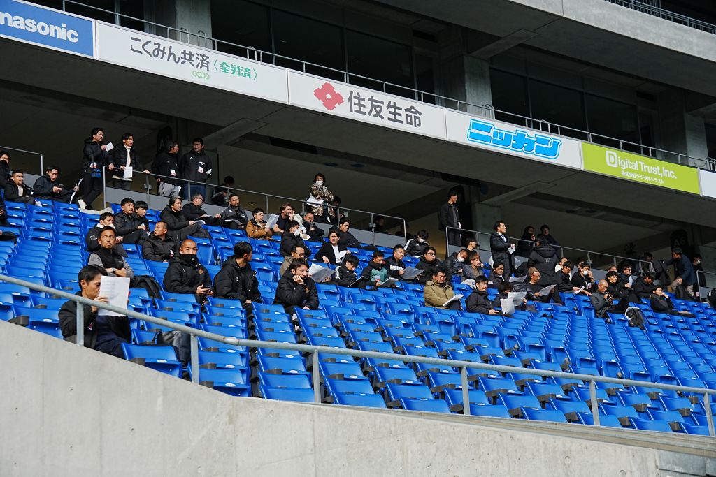 画像: トライアウトを見守るスカウトやクラブ関係者（写真：浅野凜太郎）