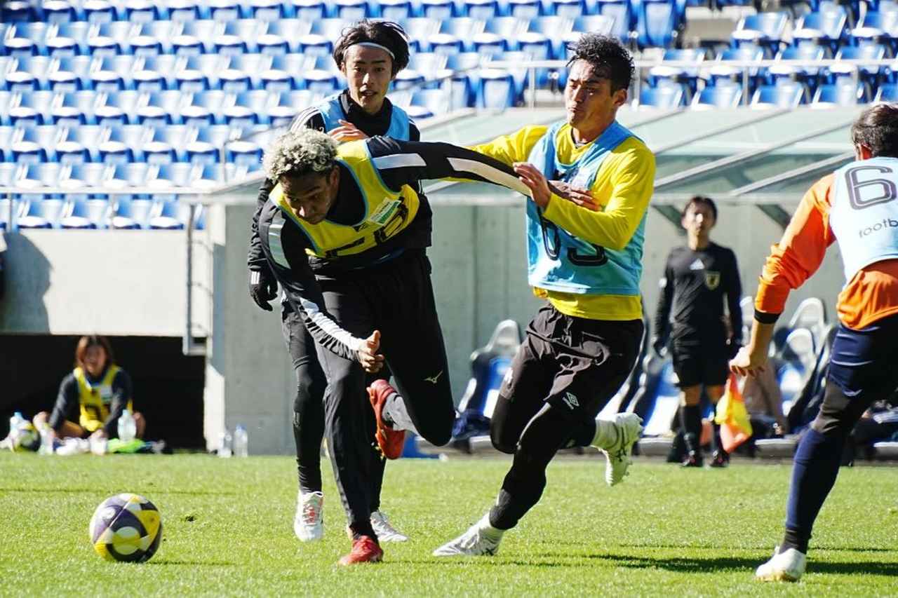 画像: 紅白戦に出場したオウイエ・ウイリアム(中央左、写真:浅野凜太郎)