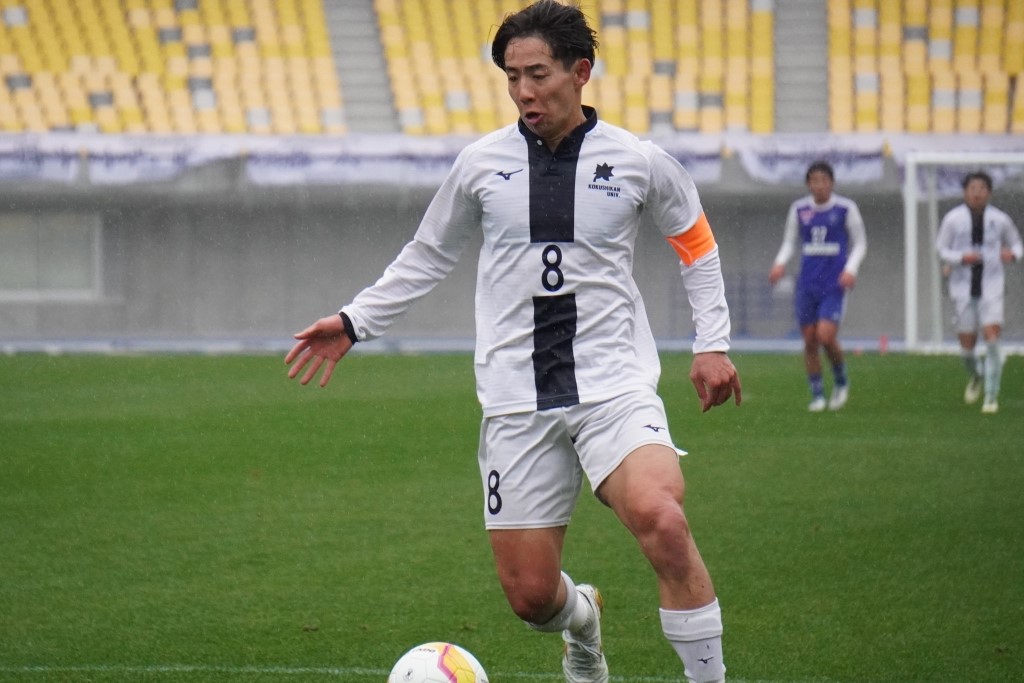 画像: ボックス内にドリブルで侵入する吉岡(写真 縄手猟)