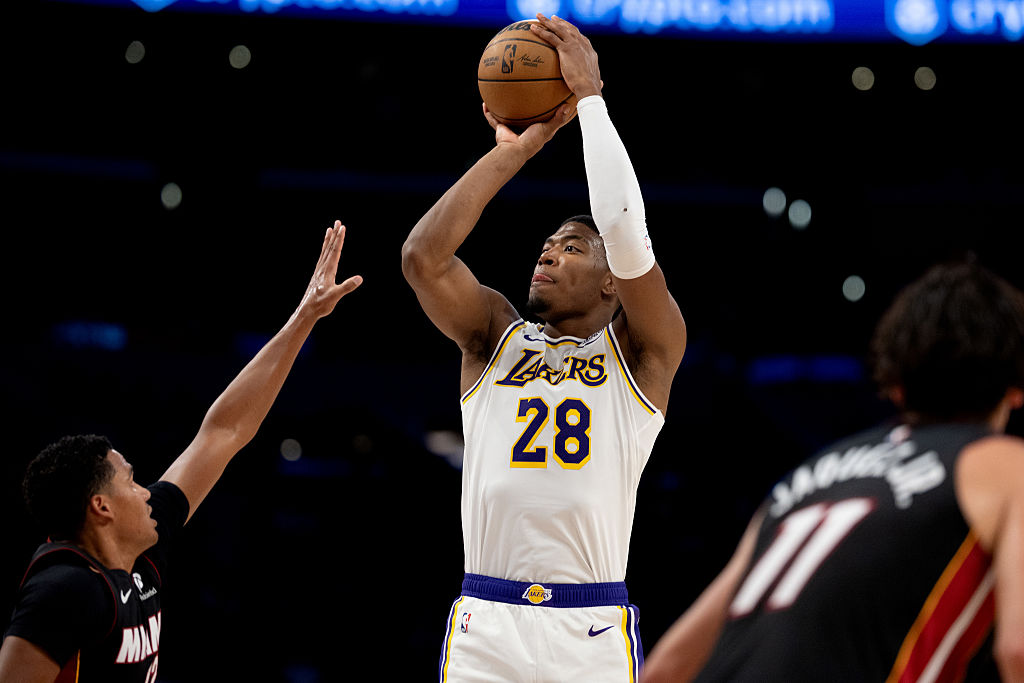 画像: 2025年11月2日、ヒート戦でシュートを放つレイカーズの八村塁(#28) Eric Thayer / Los Angeles Times via Getty Images