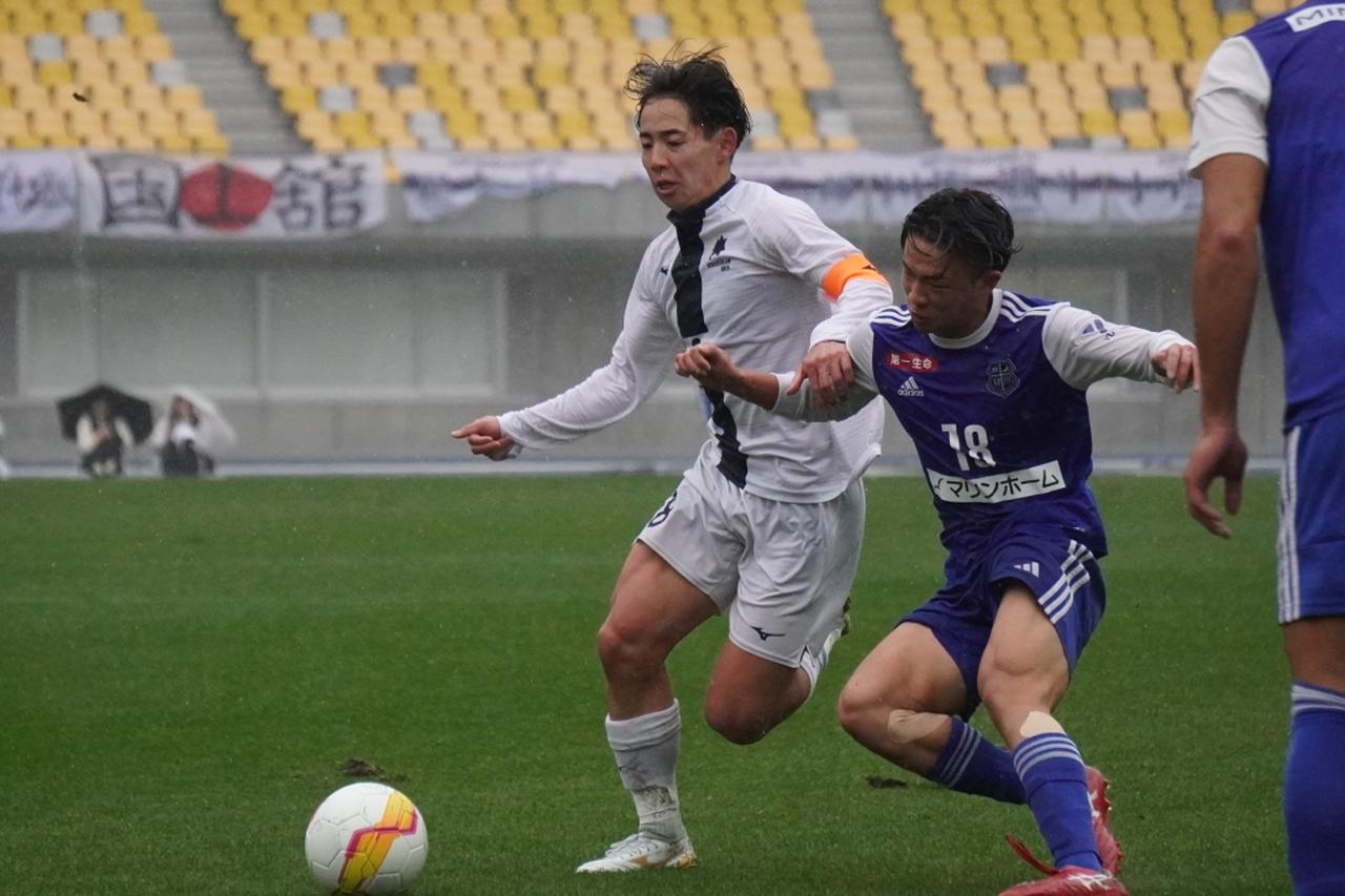 画像: 相手選手に身体を寄せられるも、ボールを失わない吉岡(写真 縄手猟)