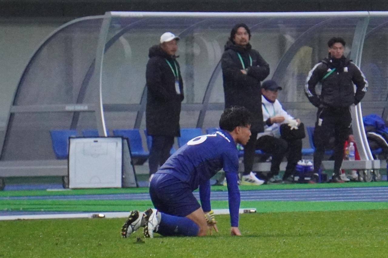 画像: 試合終了のホイッスルとともにピッチにひざをつく宮下（写真　縄手猟）