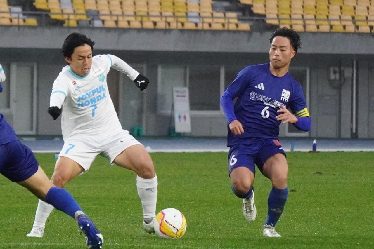 画像: ボールを奪いにいく宮下（写真右　縄手猟）