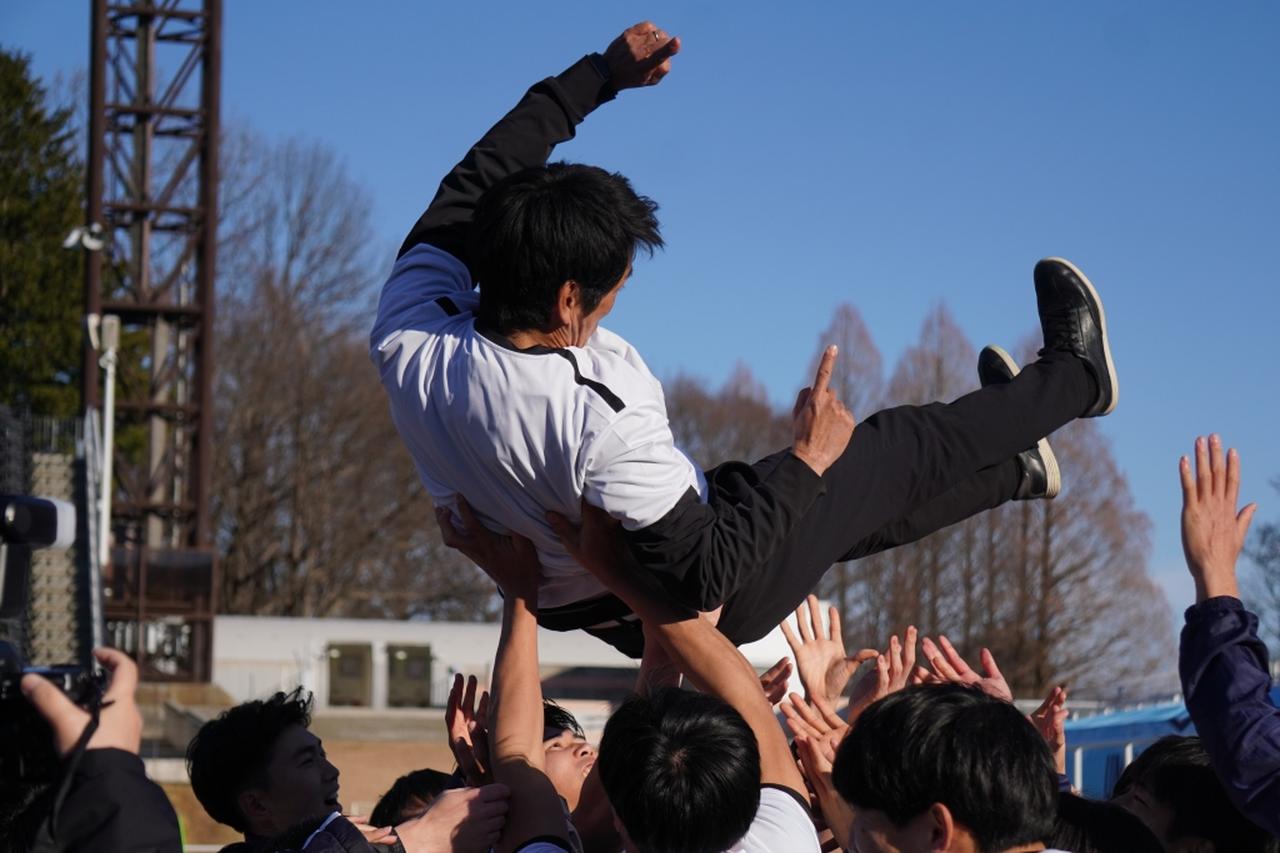 画像: 筑波大の選手たちから胴上げされる小井土監督(写真 縄手猟)