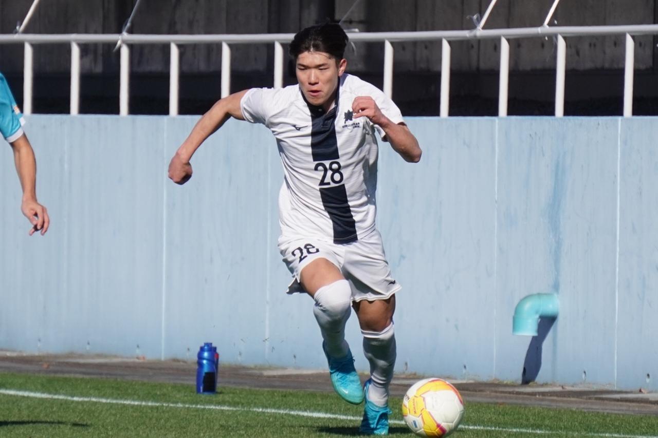 画像: 力強いドリブルで突破する村上（写真　縄手猟）