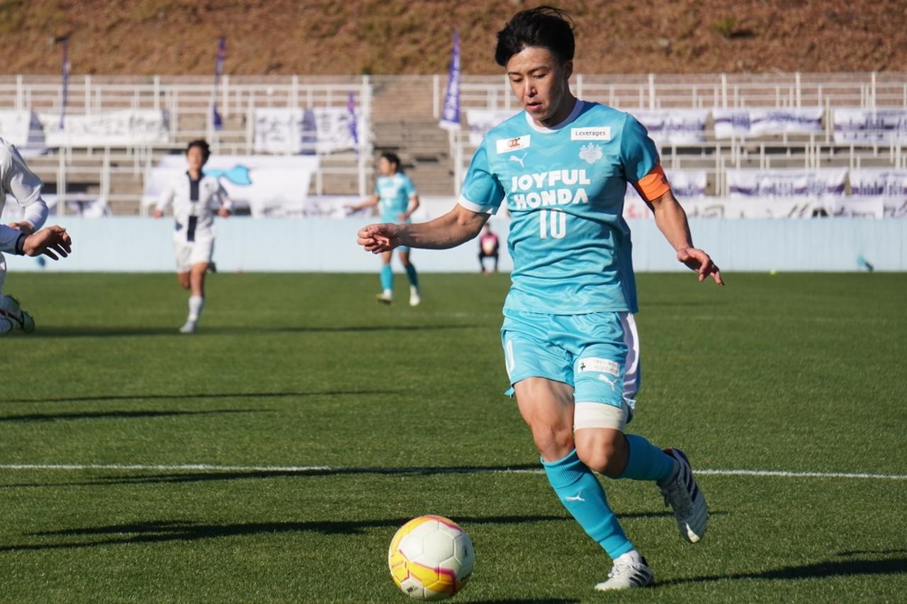 画像: 得意のドリブルで相手ディフェンス陣を切り裂く山崎（写真中央　縄手猟）