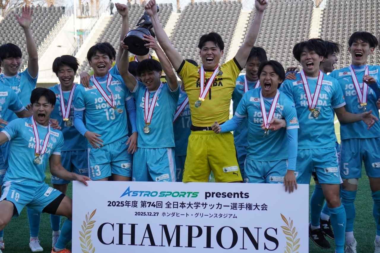 画像: インカレ優勝をよろこぶ筑波大イレブン（写真　縄手猟）