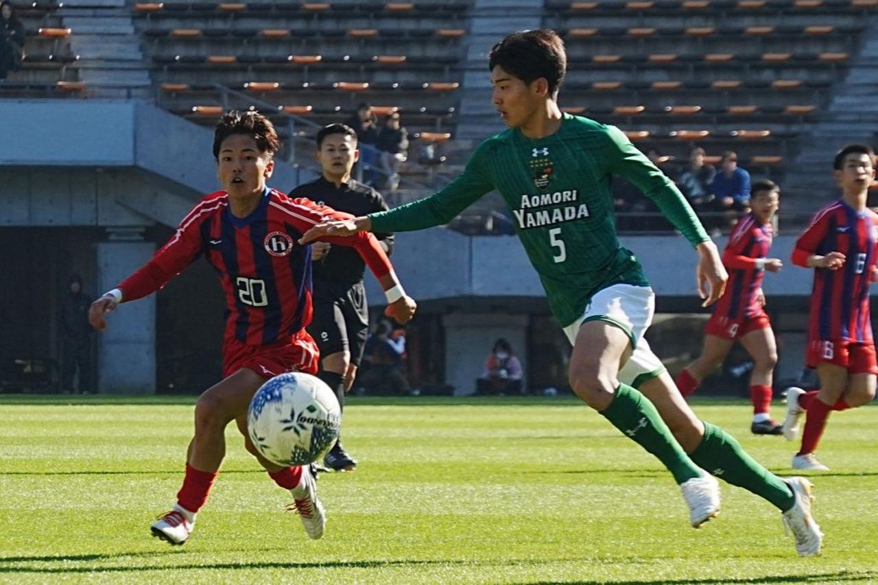 画像: ピンチの芽を摘んだ大場(右、写真:浅野凜太郎)