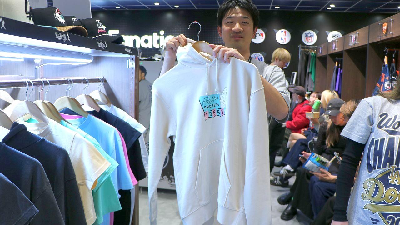 画像: 「FROZEN TREATS ICE CREAM SUNDAE HOODIE (VANILLA)」（9000円）フロントデザイン 筆者撮影