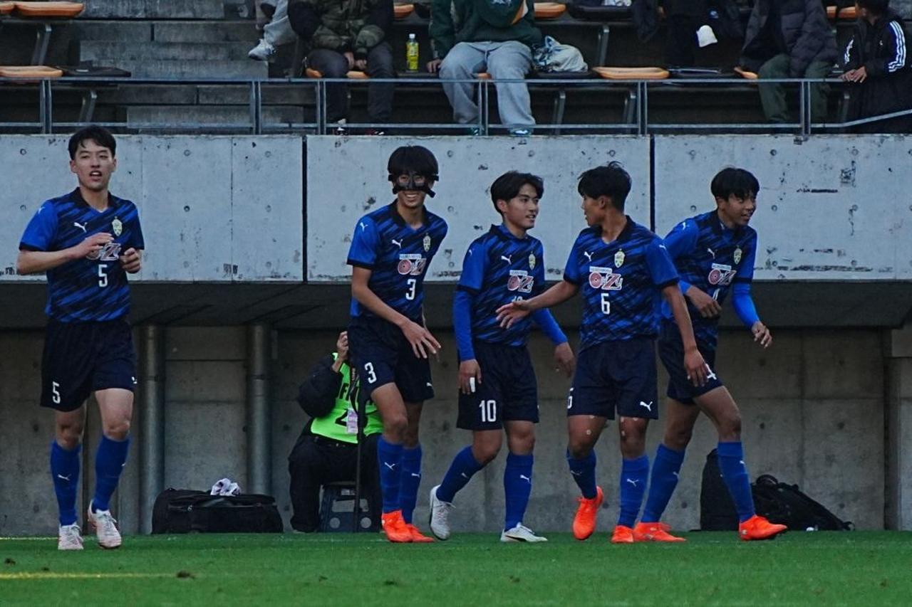 画像: 得点後に喜ぶ大津イレブン（写真：浅野凜太郎）