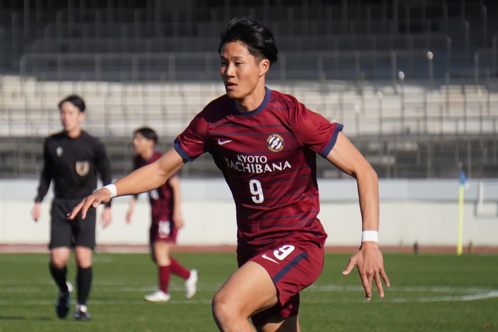 画像: 右ひざにケガを抱えながらも、懸命にボールを追い回す伊藤（写真中央　縄手猟）