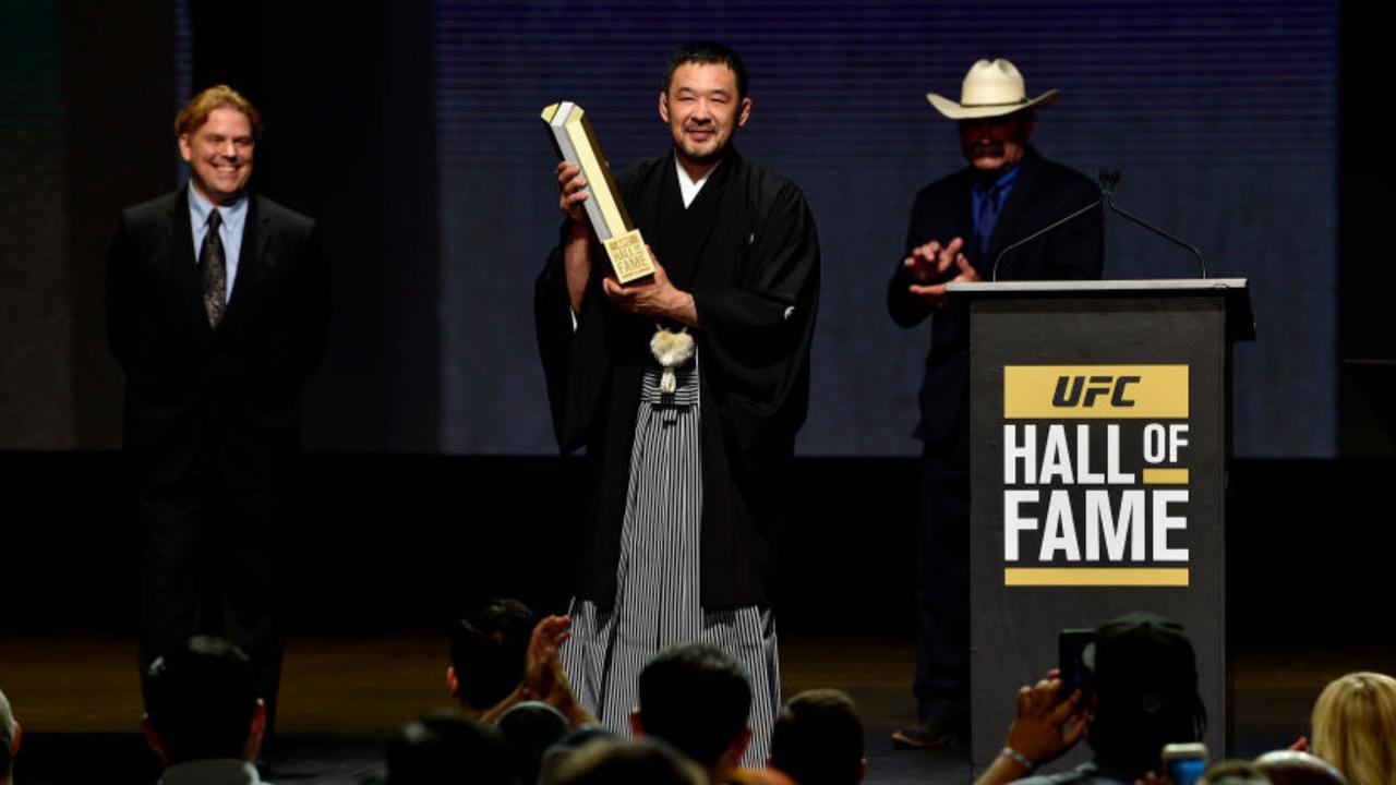 画像: UFC殿堂入り式典でトロフィーを手にする桜庭和志(2017年7月6日、ラスベガス)。(Photo by Jeff Bottari/Zuffa LLC/Zuffa LLC via Getty Images)