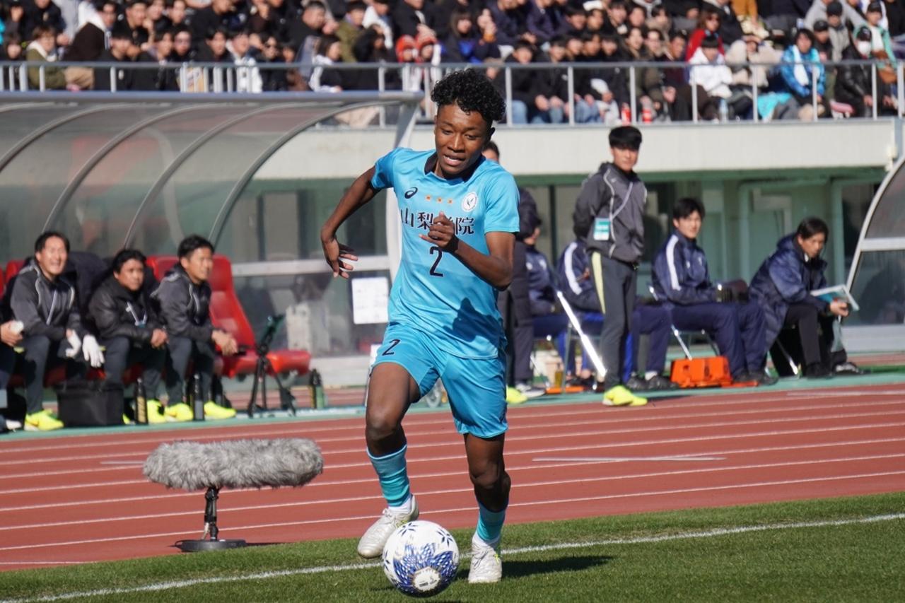 画像: ドリブルで右サイドを突破する藤井(写真中央 縄手猟)