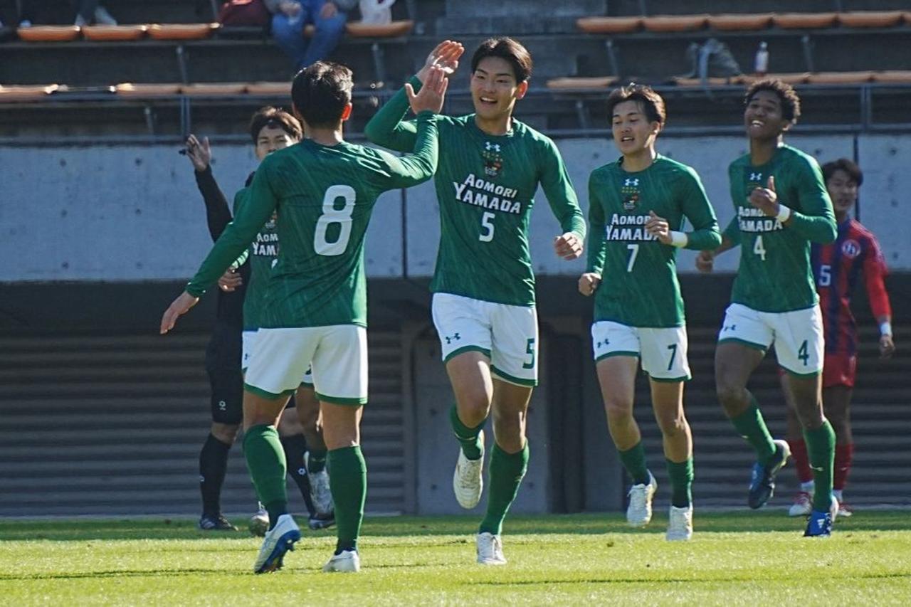 画像: 得点後に仲間とハイタッチをする大場（中央右、写真：浅野凜太郎）