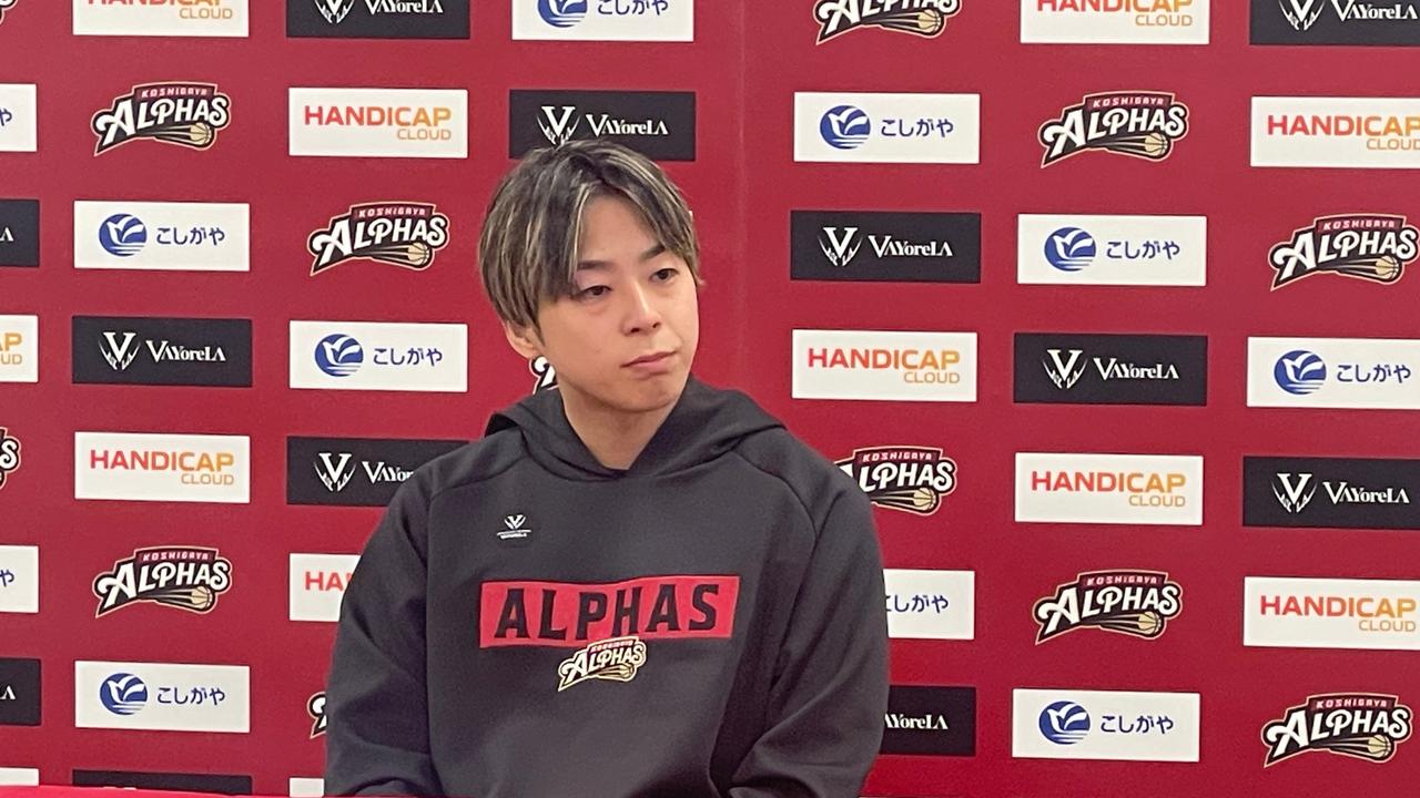 画像: 試合後の記者会見に臨む越谷の松山 駿（＃7）