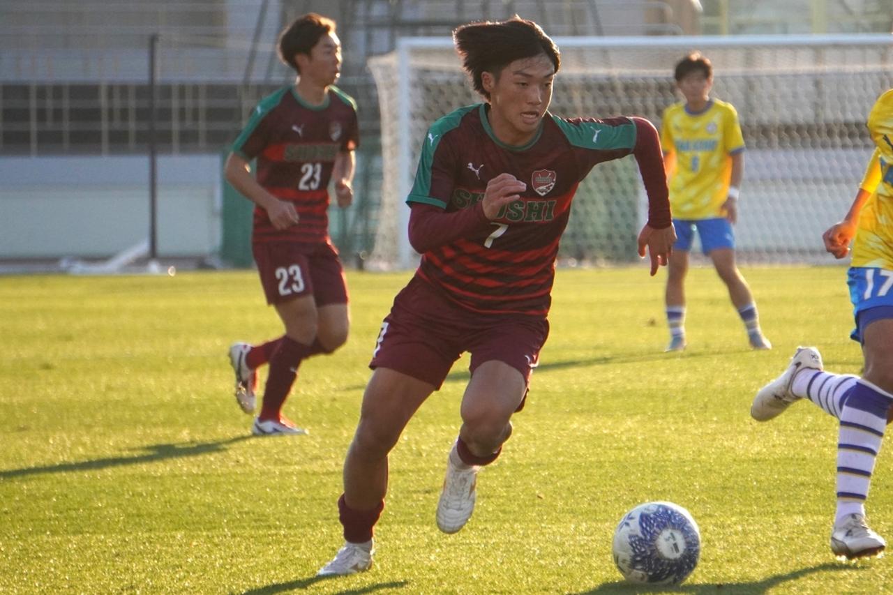 画像: 得意のドリブルで相手を抜き去る臼井（写真中央　縄手猟）