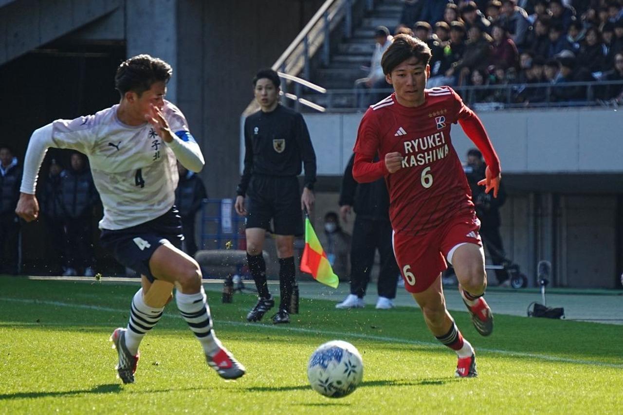 画像: サイドを駆け上がる増田（右、写真：浅野凜太郎）