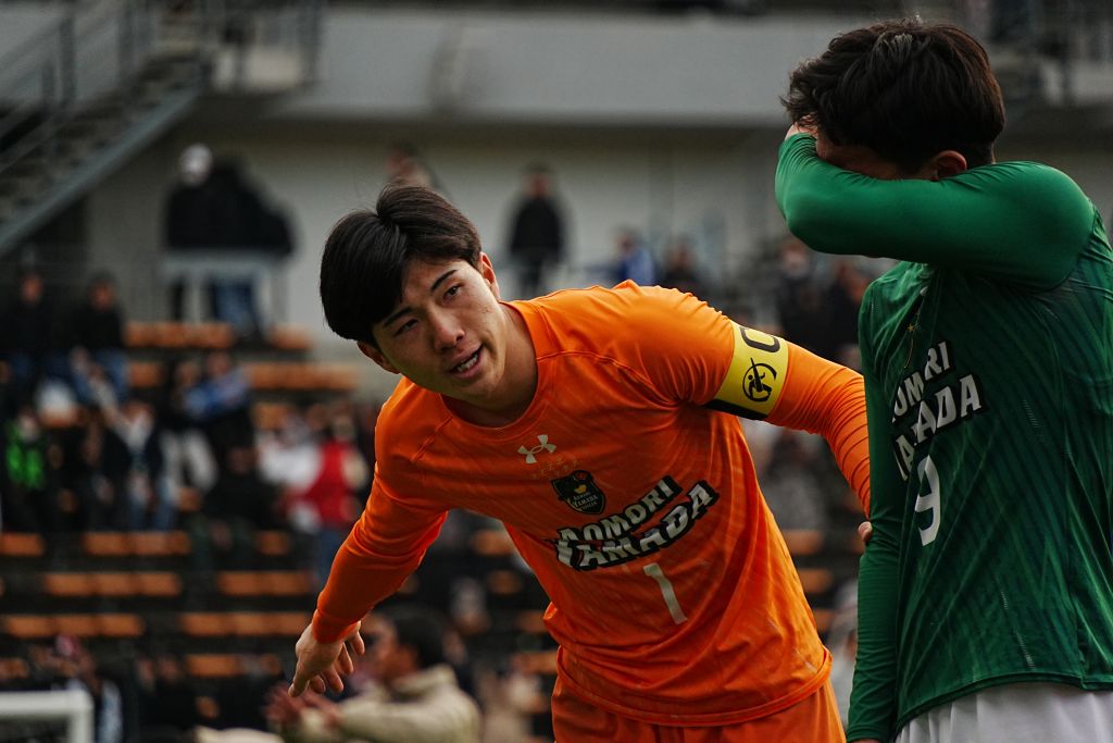 画像: 敗戦後に青森山田イレブンを整列させる松田(写真:浅野凜太郎)