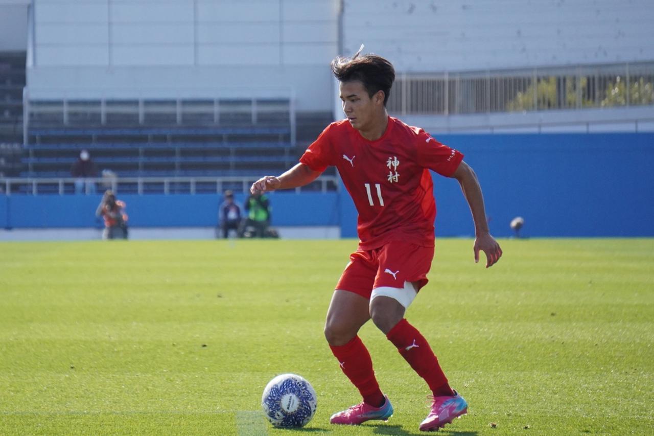 画像: 得意のドリブルで相手を翻ろうする徳村（写真中央　縄手猟）