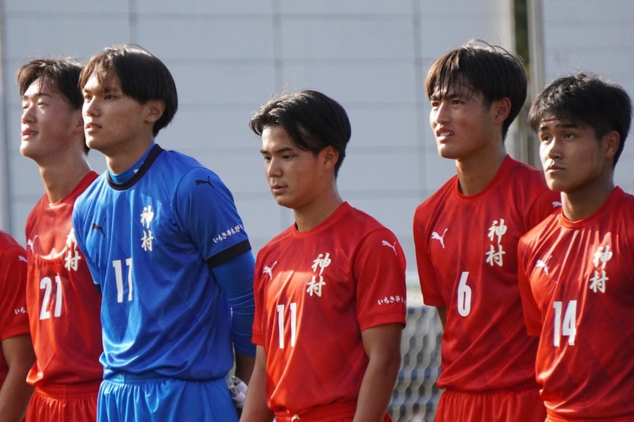 画像: 試合後、表情が晴れなかった徳村（写真中央、右から2番目　縄手猟）