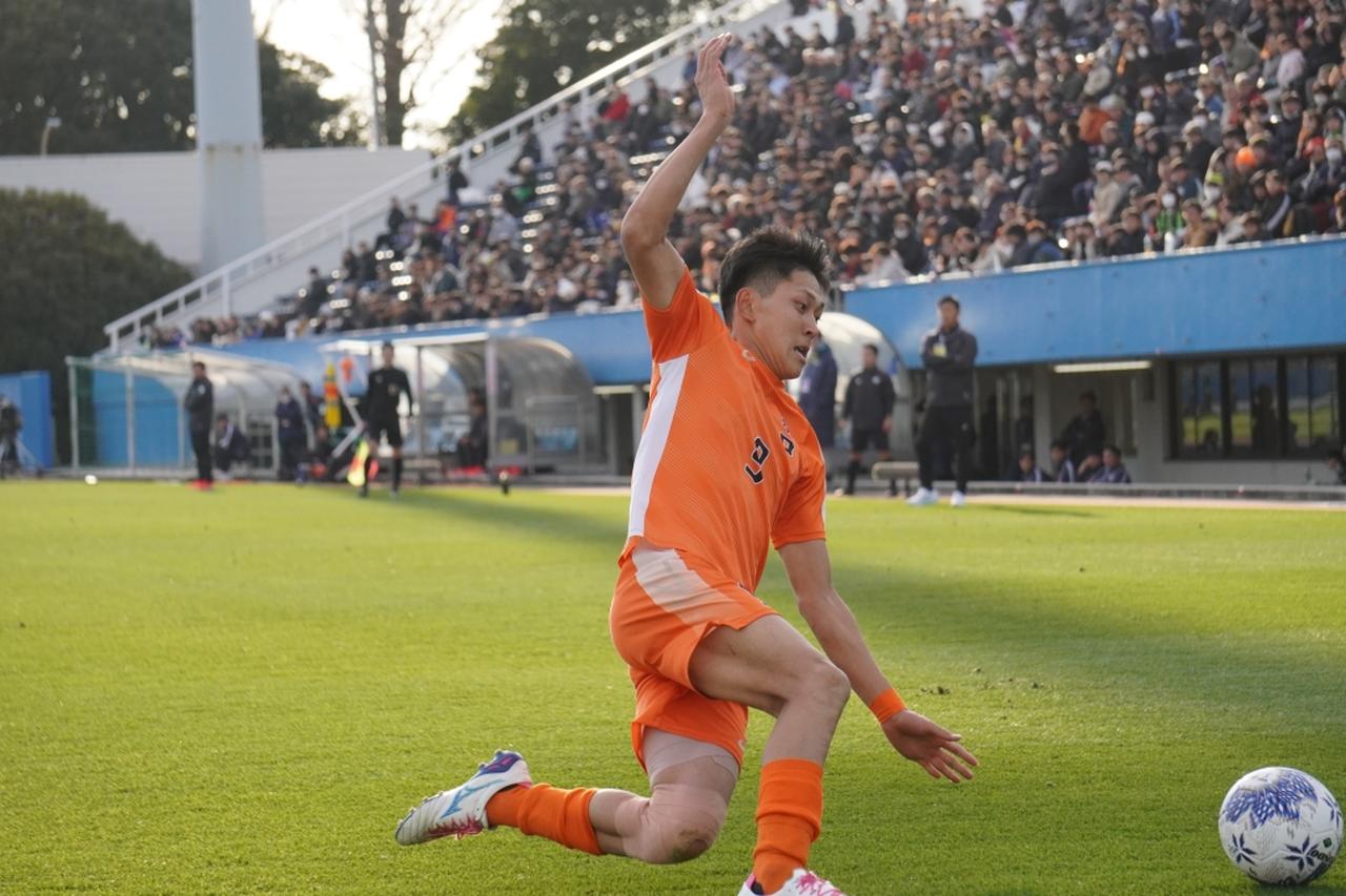 画像: 前線から果敢にボールを奪いに行く池口（写真中央　縄手猟）