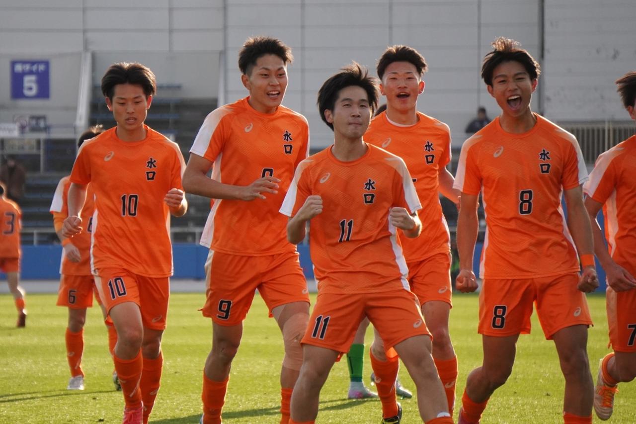 画像: この日、チーム3点目の得点を挙げた重田（写真中央）とアシストを記録した池口（写真左から2番目　縄手猟）