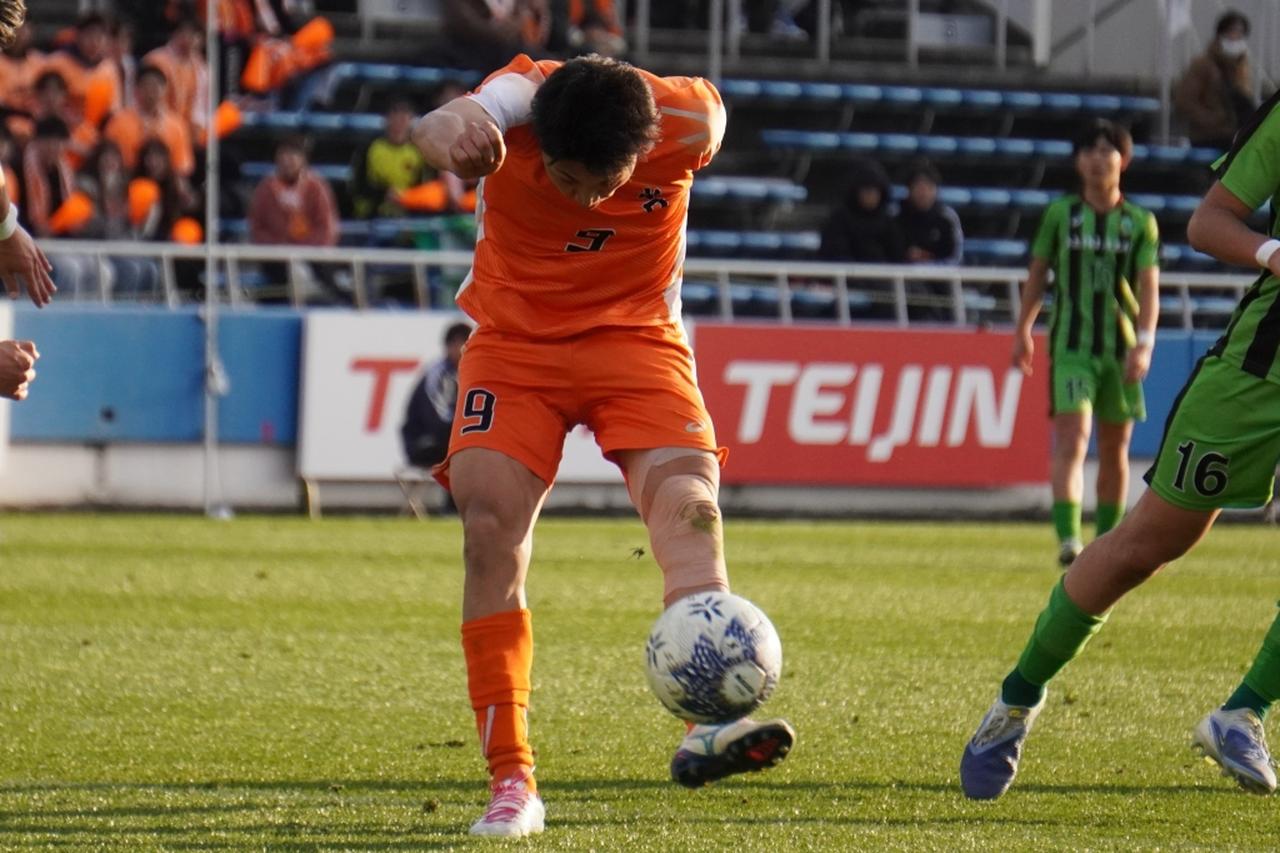 画像: 強引にシュートまで持ち込むプレーが池口の持ち味だ(写真中央 縄手猟)