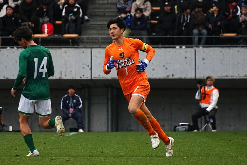 画像: 後半終了間際のセットプレーで前線に上がる松田(写真:浅野凜太郎)