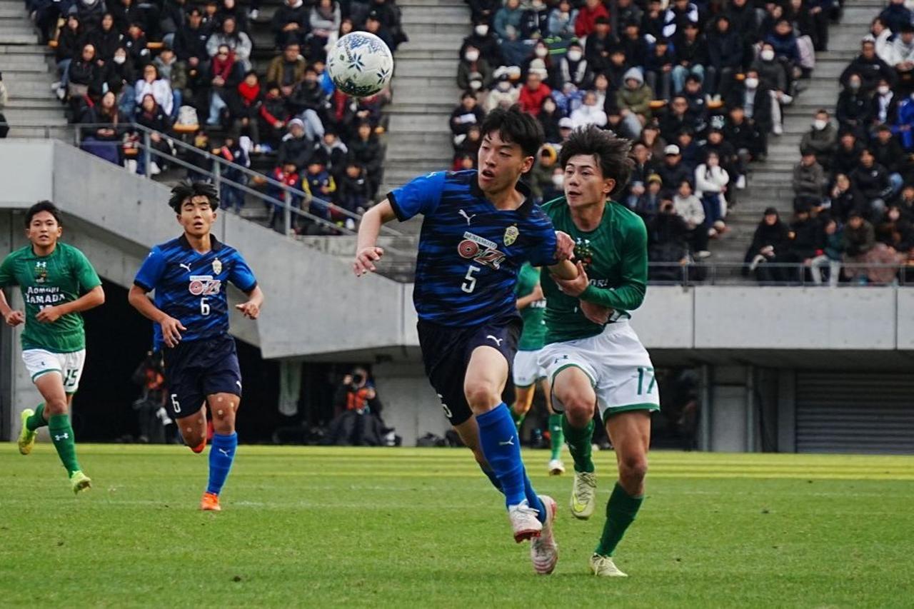画像: ロングボールに対応する村上（中央左、写真：浅野凜太郎）