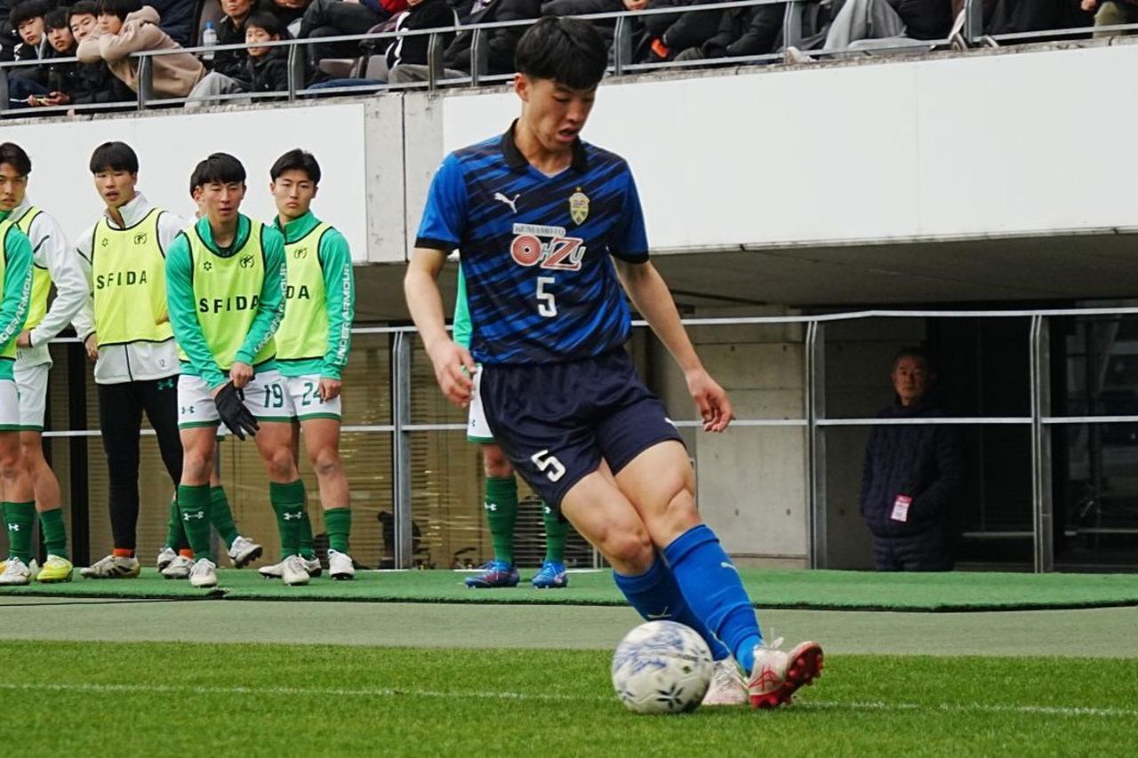 画像: パスを出す村上（写真：浅野凜太郎）