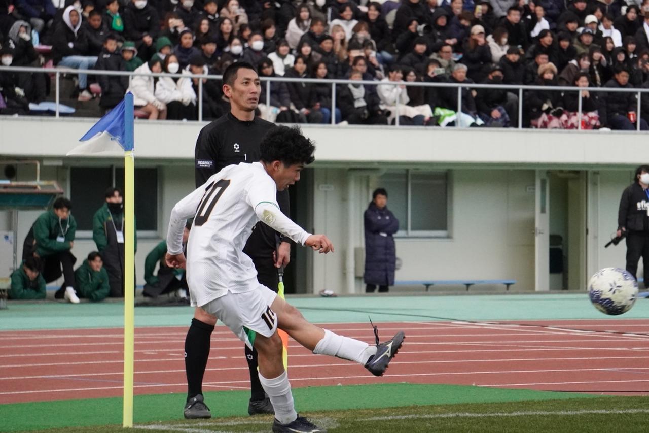 画像: コーナーキックを蹴る山口（写真中央手前　縄手猟）