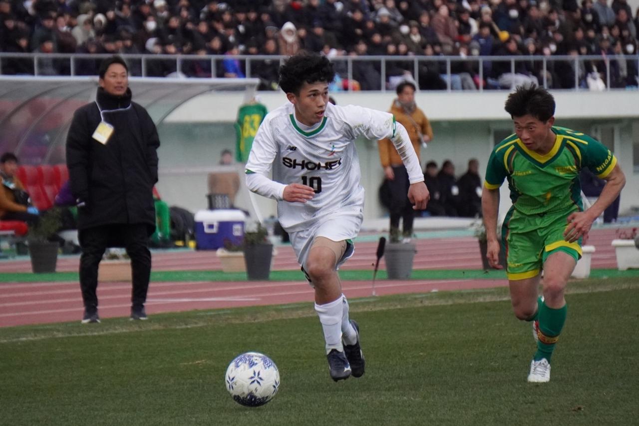 画像: ドリブルで相手を抜き去る山口（写真中央、右から2番目　縄手猟）