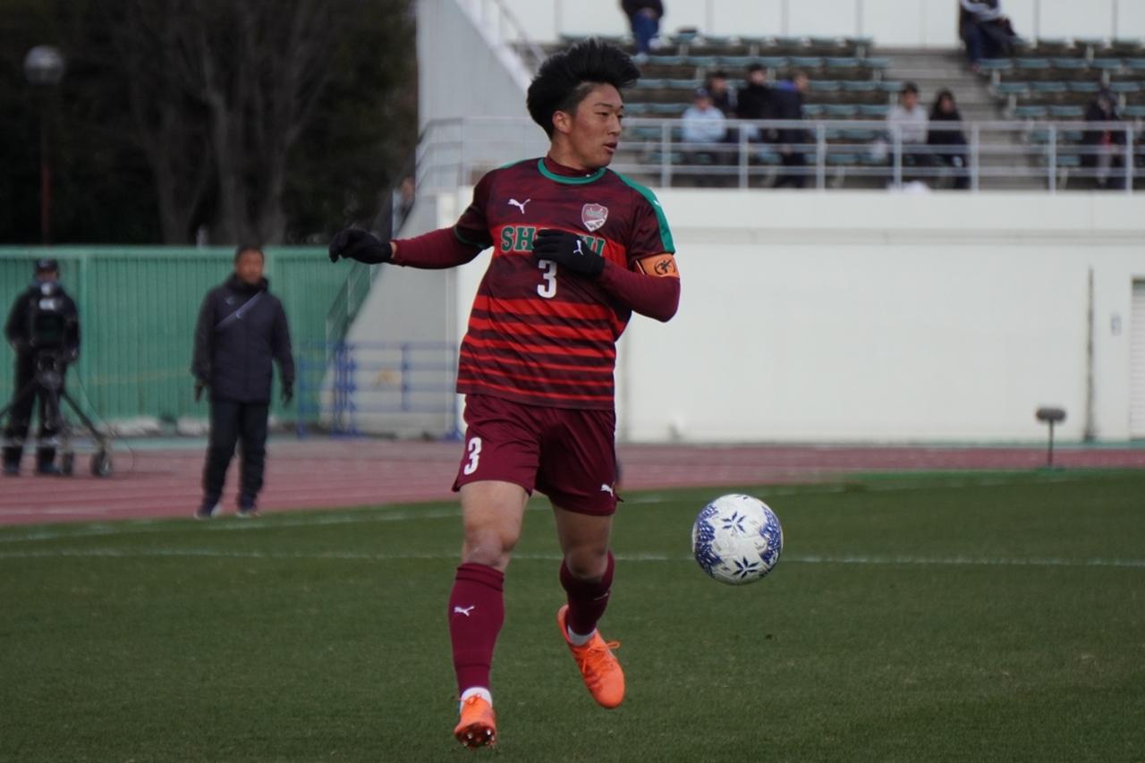 画像: ボールをコントロールする西村（写真中央　縄手猟）