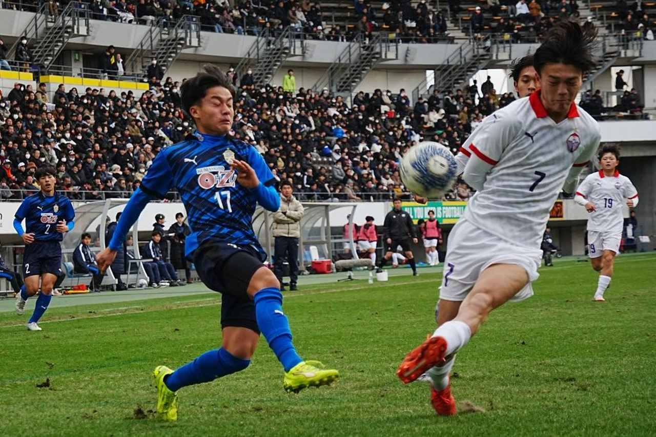 画像: クロスボールをブロックする田中（右、写真：浅野凜太郎）