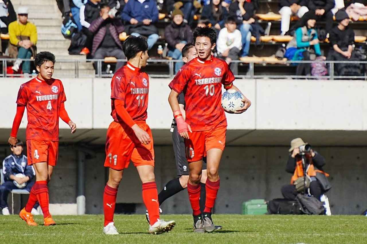 画像: 失点後も仲間とコミュニケーションをとる河野(右、写真:浅野凜太郎)
