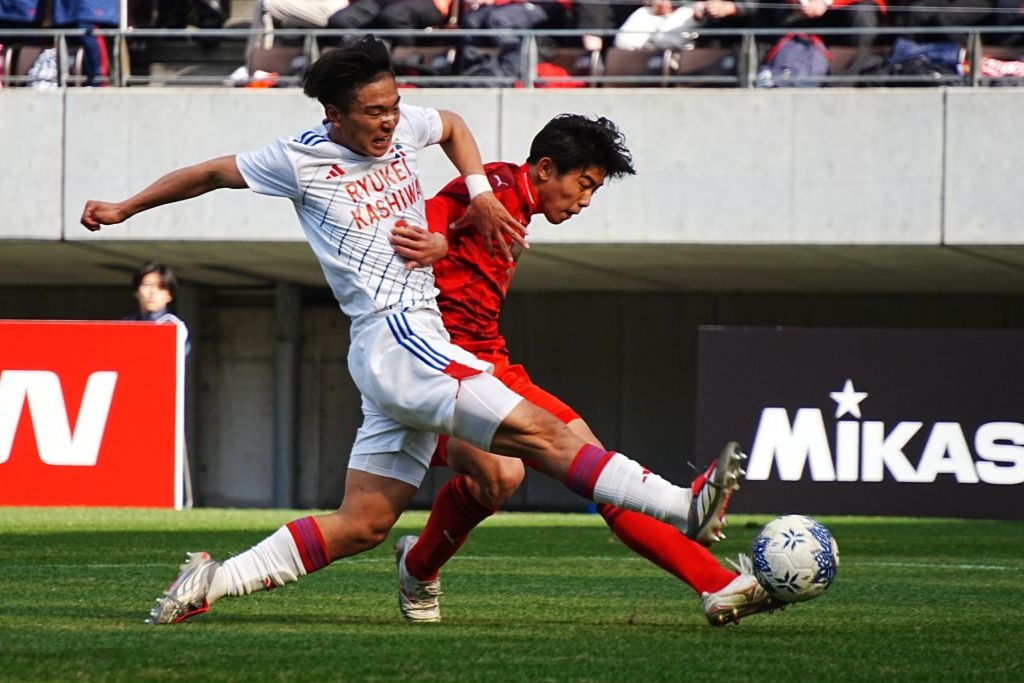 画像: 先制点を決めた山下(右、写真:浅野凜太郎)