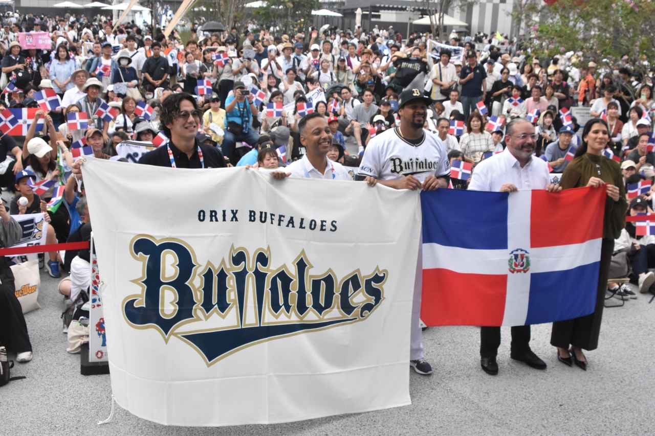 画像: 【プレイバック大阪・関西万博】オリックス・ペルドモ投手がドミニカ共和国に来場し、“ミニ野球”でファンと交流 - Qoly-Sports＆the Style