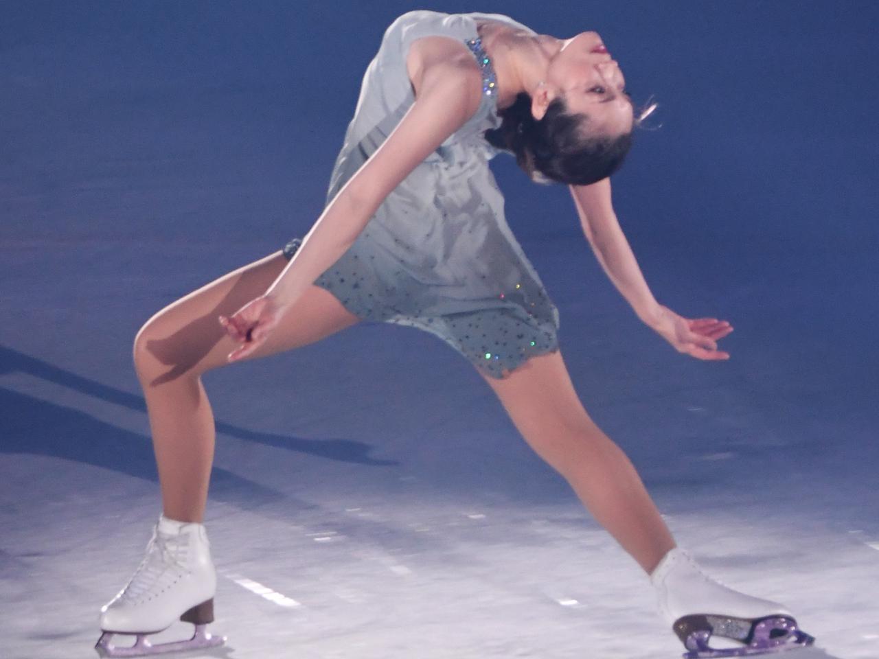 画像: 代名詞の「イナバウアー」も交えたパフォーマンスで会場を沸かせた