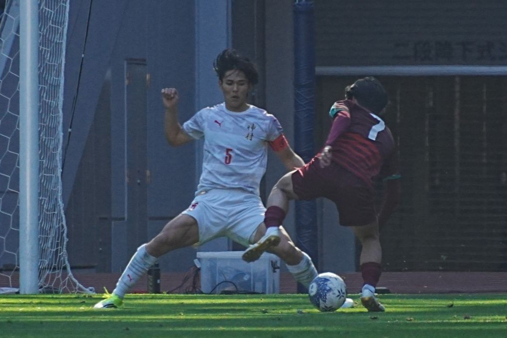 画像: 相手ドリブラーと対峙する中野（写真奥左　浅野凜太郎）