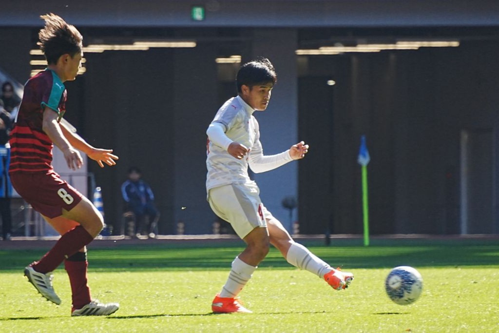 画像: 正確なパスを供給する福島（写真中央、右から2番目　浅野凜太郎）